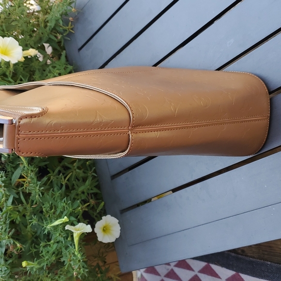 💥💥SOLD💥💥LV Sutter Shoulder bag - Picture 2 of 12